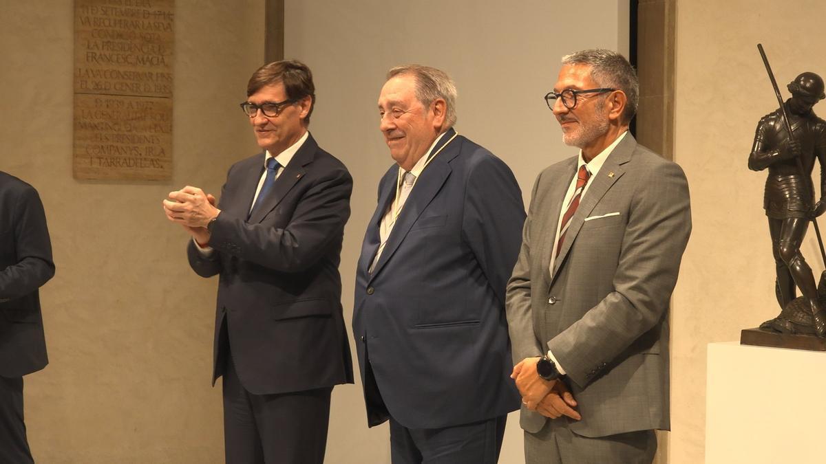 Ferran Debant, entre el president Salvador Illa i el conseller Miquel Sàmper, durant el lliurament de la medalla
