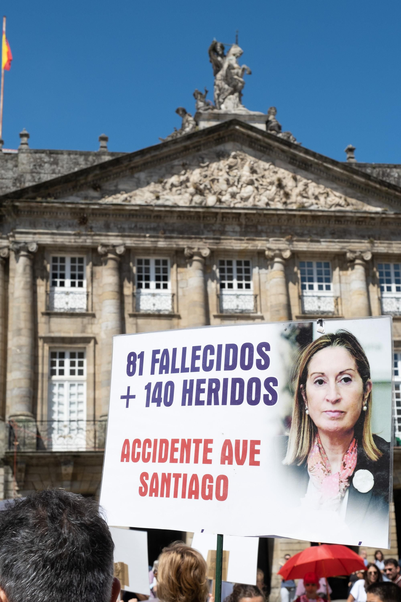 Las víctimas de Angrois se concentran en el Obradoiro en el noveno aniversario del accidente