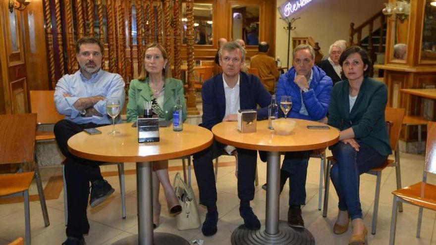 Jacobo Moreira, Ana Pastor, Alfonso Rueda y Marta Lucio, ayer en la cafetería Comercio. // Gustavo Santos