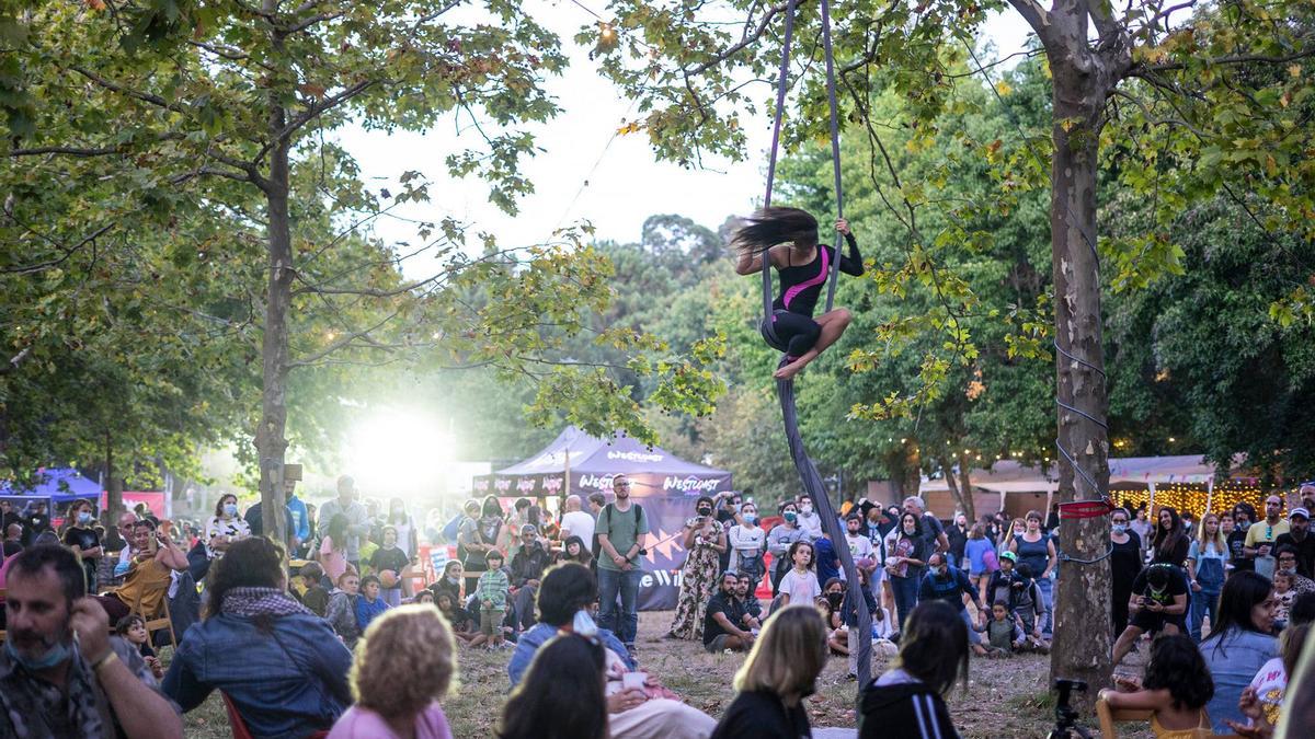 Actuación acrobática en la última edición celebrada en el parque forestal de San Miguel de Oia.