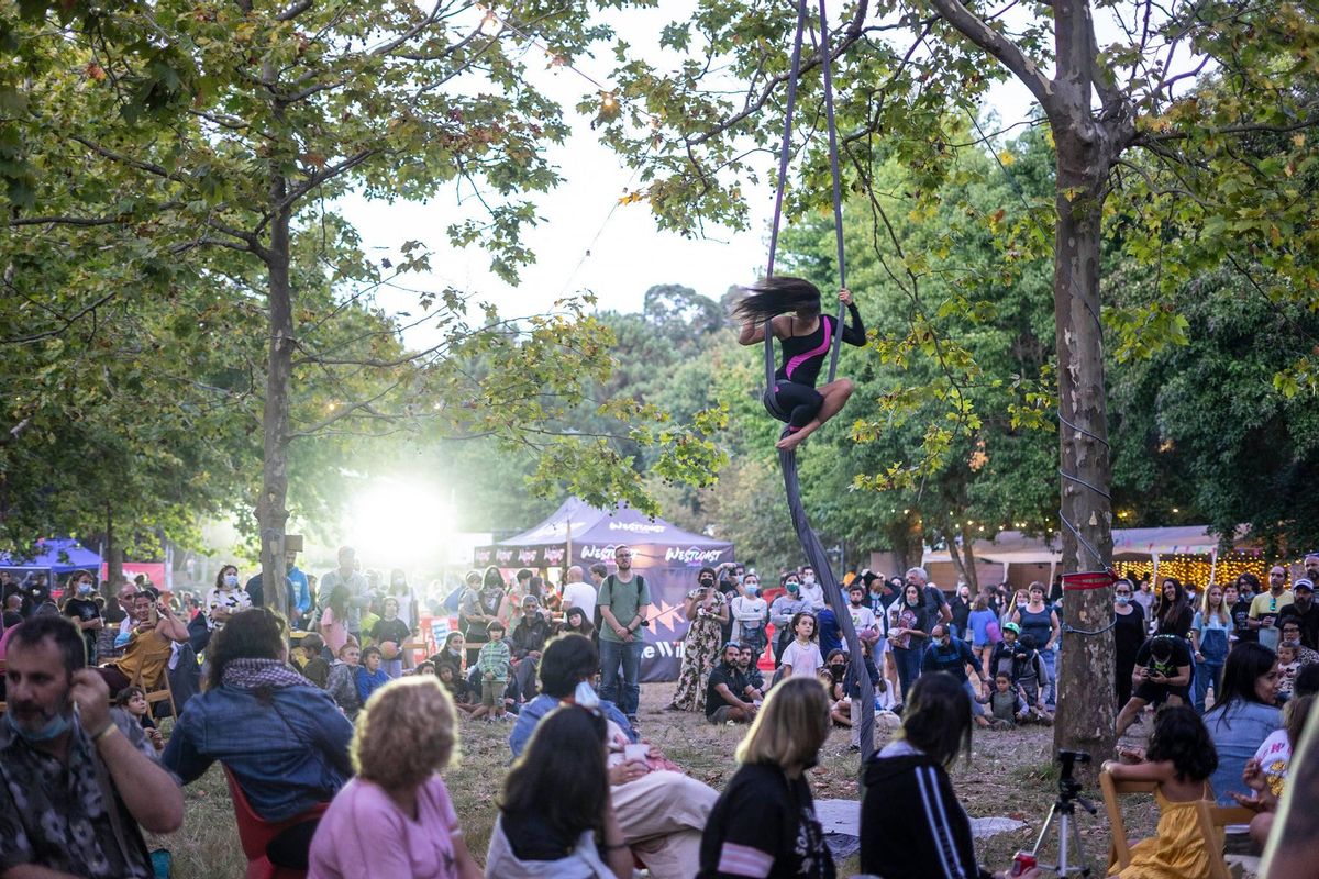 Actuación acrobática en una edición anterior del festival celebrado en el parque forestal de San Miguel de Oia.