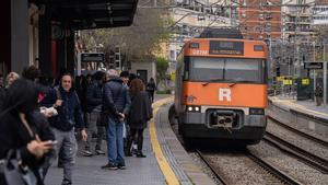 Un tren de Rodalies en Molins de Rei