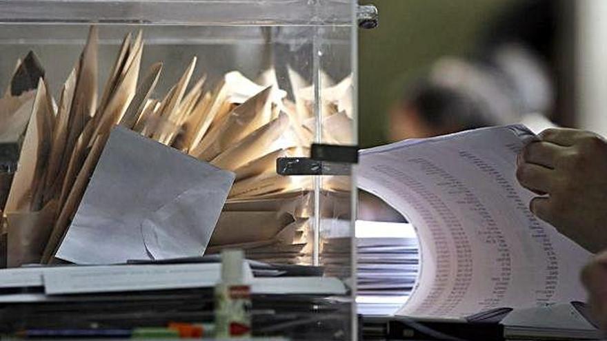 Detalle de unas urnas en un colegio electoral de Burgos.