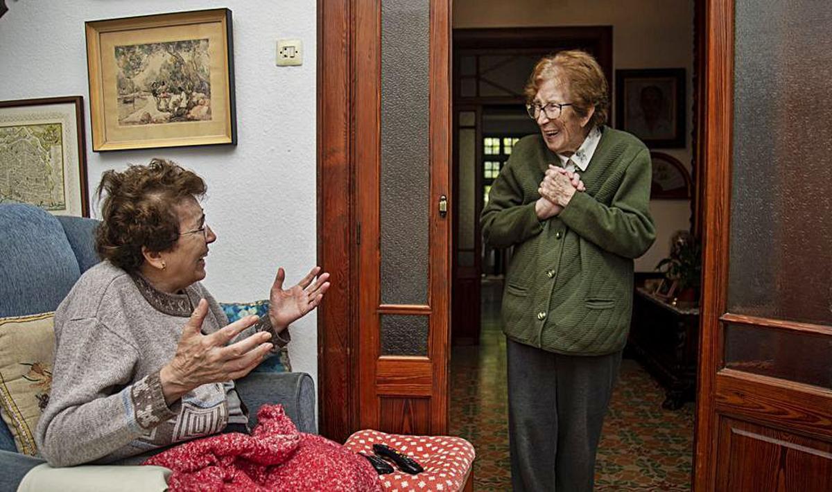 El reencuentro de dos hermanas, tras superar la covid. | GUILLEM BOSCH