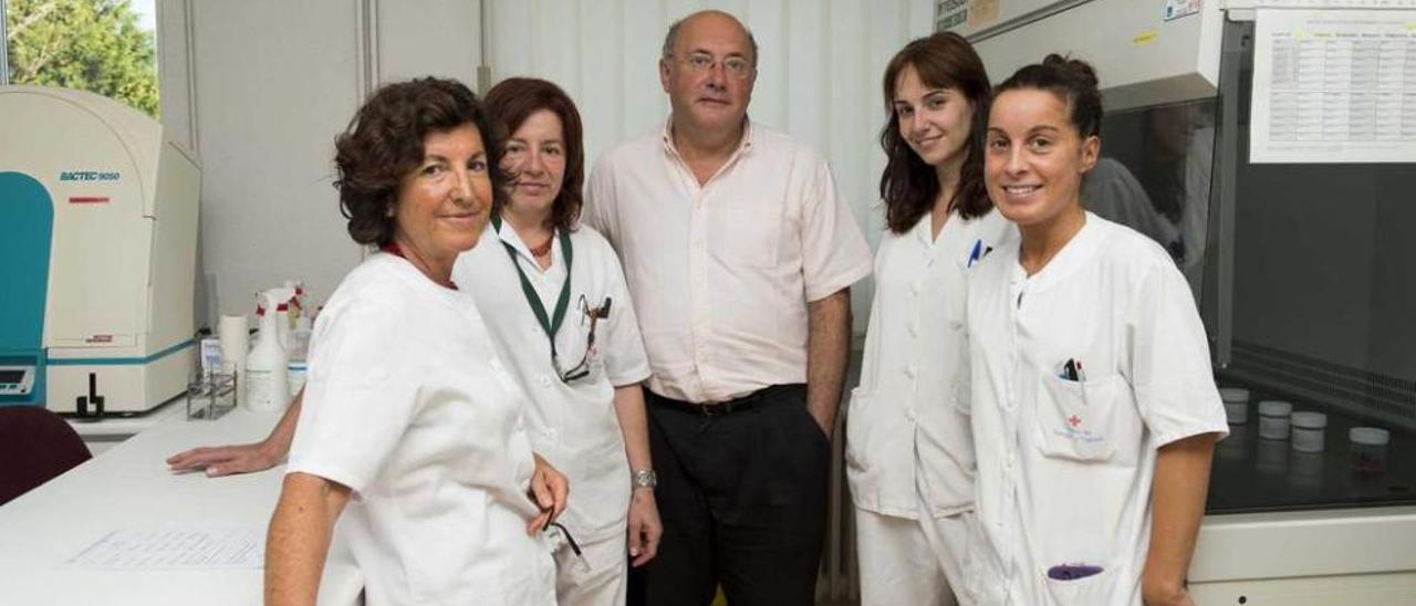 Parte del equipo del banco de tejidos. De izquierda a derecha, Paz Cañal y Rosana Martínez, ambas técnicas de laboratorio, Álvaro Meana y las biólogas Eva García y Marta Pevida, el jueves, en el Centro Comunitario de Sangre y Tejidos de Asturias.