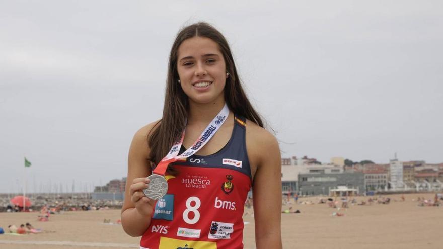 Una plata gijonesa enganchada a la arena: así es la primera asturiana que logra una medalla en balonmano playa