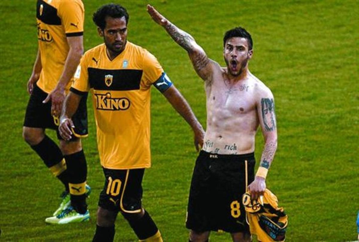 SANCIONAT. Katidis fa la salutació nazi davant la mirada de Guerreiro.
