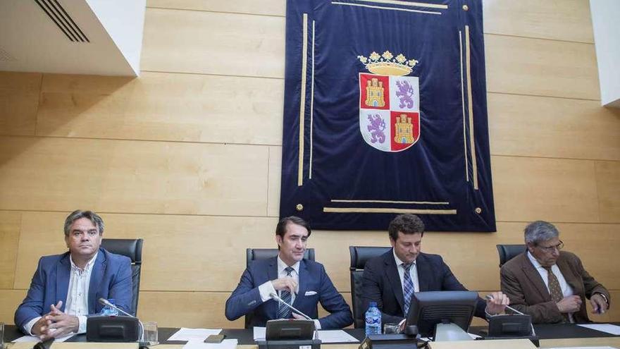 Juan Carlos Suárez-Quiñones, segundo por la izquierda, en su comparecencia en la Comisión de Fomento.
