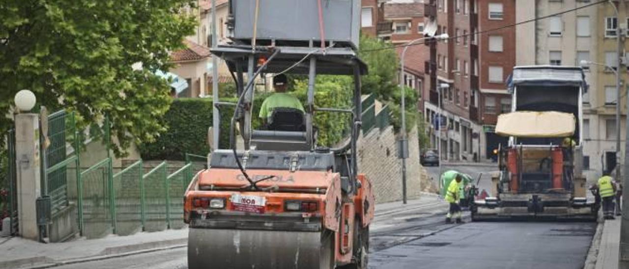 La apisonadora que trabaja en el Ensanche lleva un depósito en el techo para controlar el cloro y la temperatura del agua