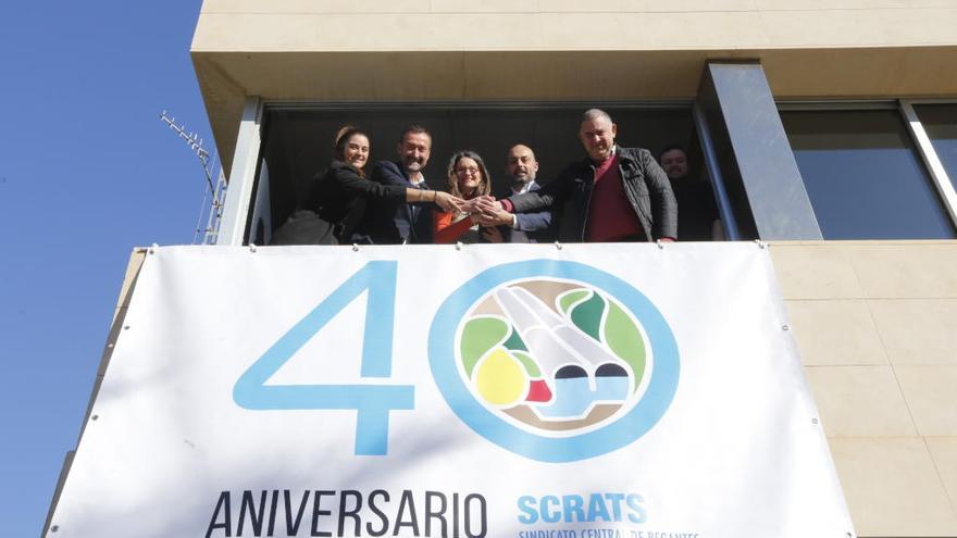 Mónica Oltra junto al alcalde de Elche, Carlos González, y Mireia Mollá con la cúpula del sindicato de regantes, hace unos meses.