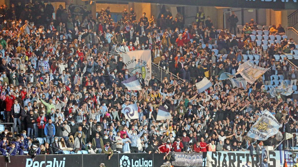 Aficionados del Celta en Balaídos, durante el partido frente al Valencia.