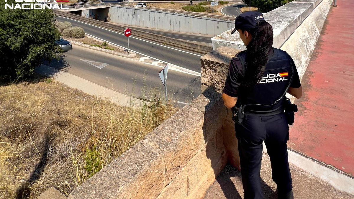 La agente de la Policía Nacional en el puente del Camí dels Reis donde salvó la vida a una joven suicida.
