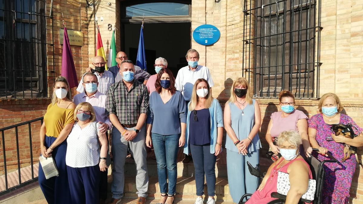 La concejala de Cultura Noelia Losada, con vecinos de la Colonia, en la biblioteca municipal con la nueva placa recordatoria.