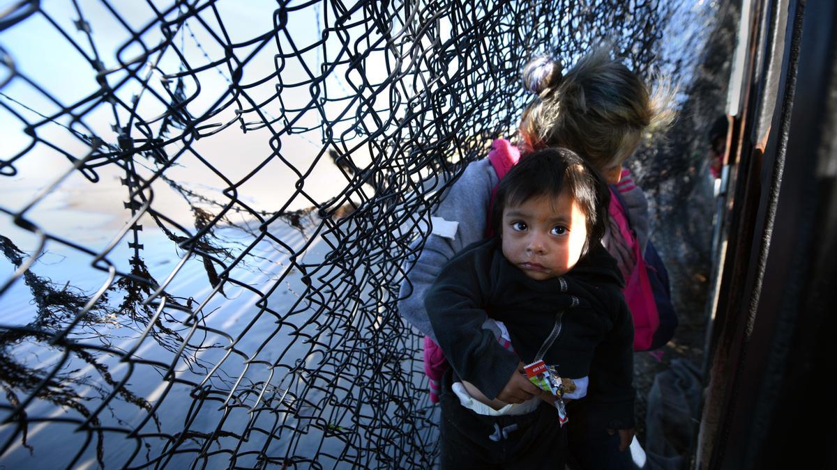 Un grupo de migrantes intenta cruzar a San Diego, Estados Unidos, desde Tijuana, México.