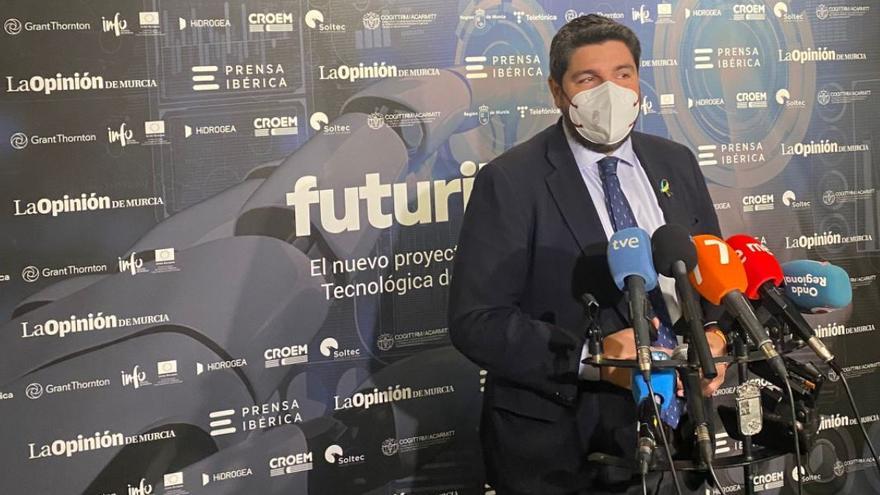 López Miras atendiendo a los medios en el evento Futuribles Murcia