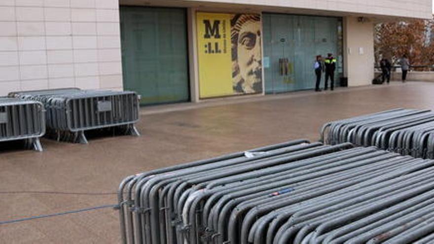 Presència policial i tanques davant del Museu per l&#039;imminent trasllat de les obres de Sixena