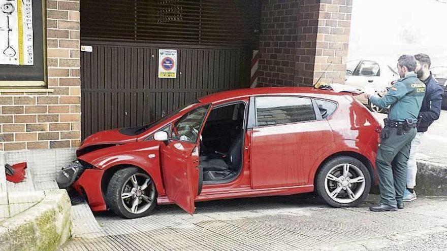 El coche empotrado en el portal, ayer, en Porriño. // D.P.