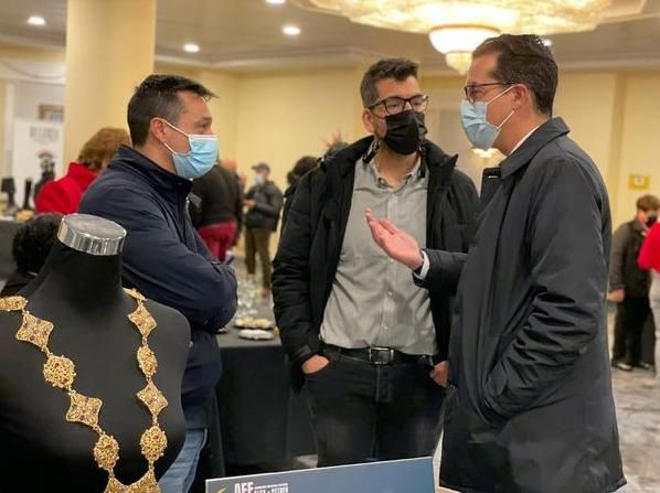 El alcalde de Elda conversando con artesanos de la Fiesta de la ciudad.