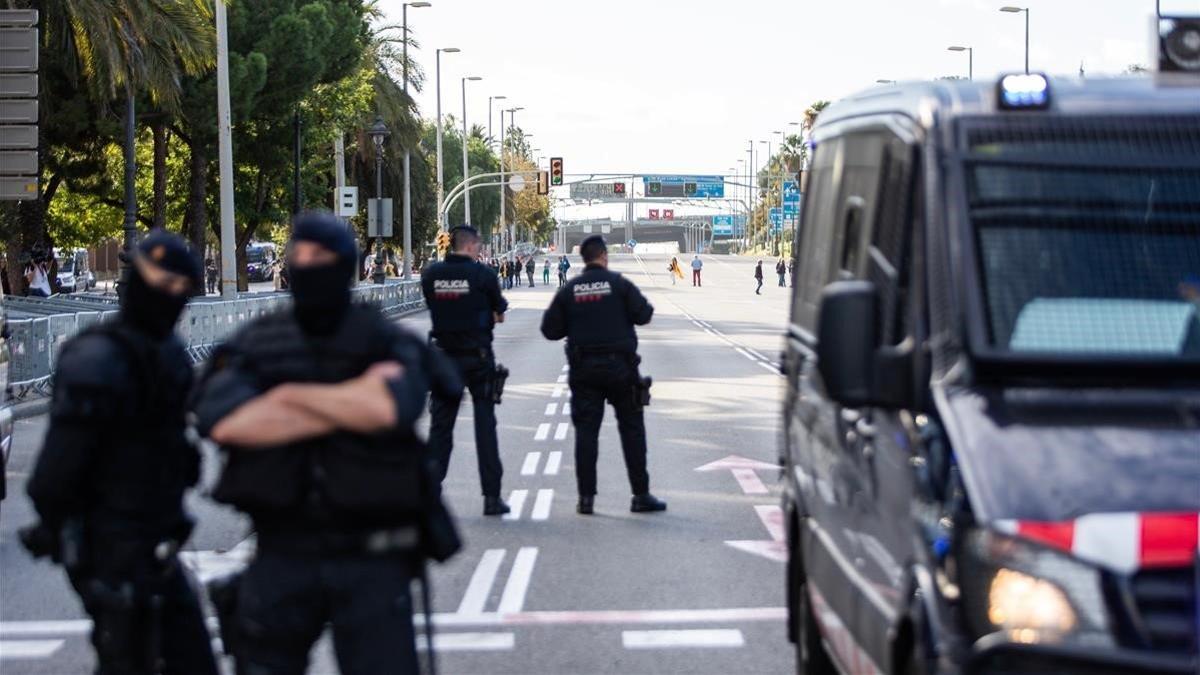 Agentes de los Mossos d'Esquadra desplegados en Barcelona