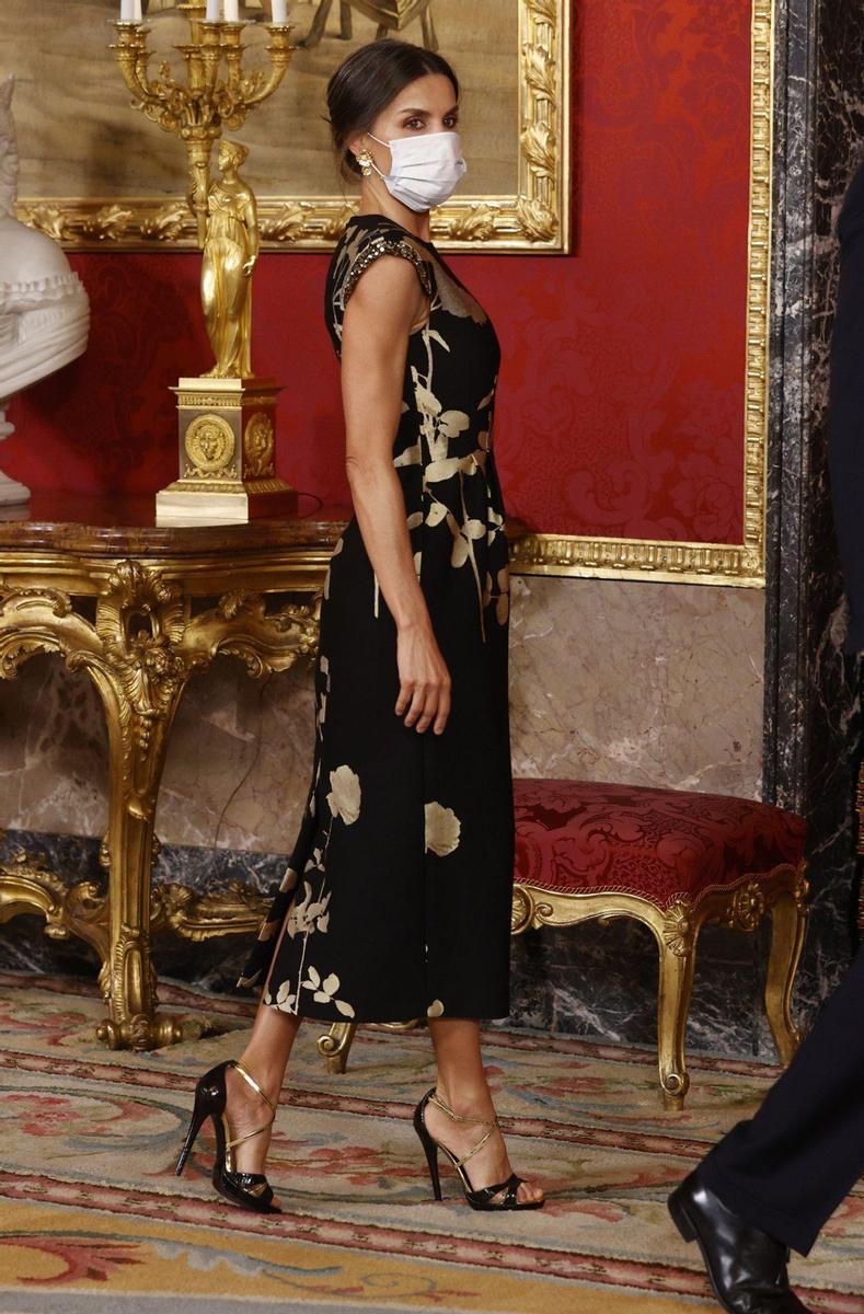 El look de la reina Letizia con vestido oriental de Dries van Noten en la cena de gala en honor del presidente de Corea del Sur