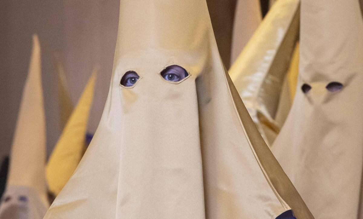 Detalle de un penitente de la Semana Santa alicantina