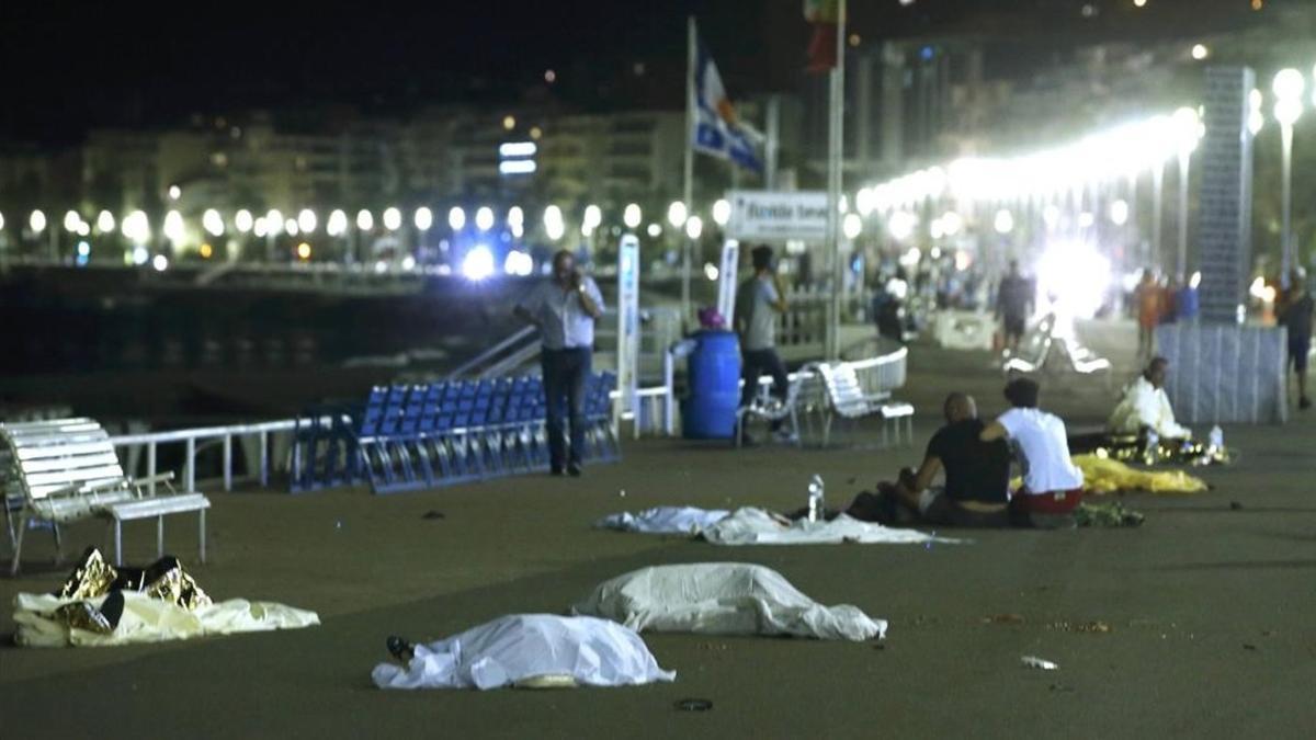 Cuerpos en el suelo después de que un camión se llevara por delante a una multitud en Niza.