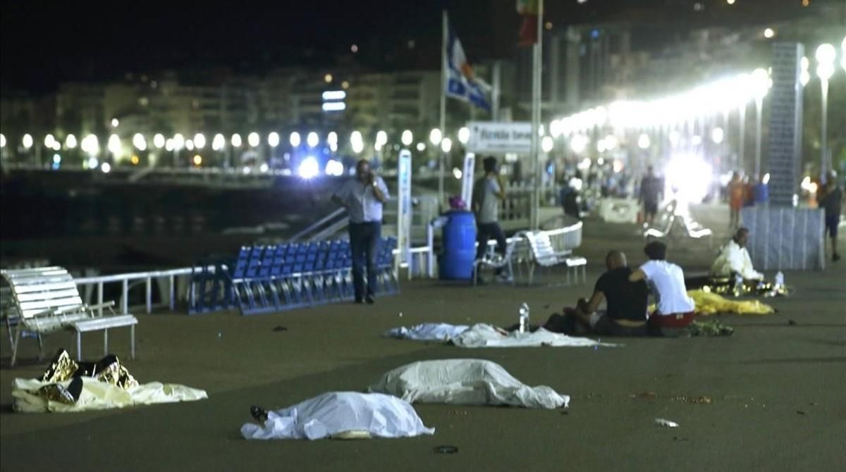 Cossos a terra, després que un camió envestís una multitud a Niça.