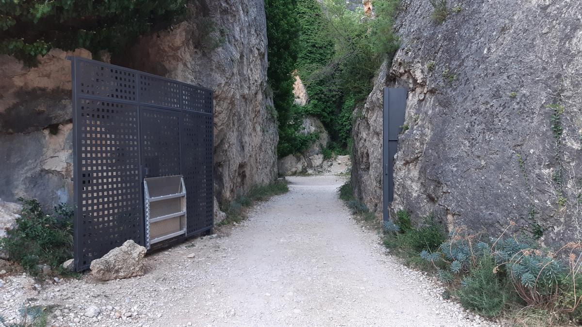 Puerta de acceso a El Parriza instalada en junio de 2020.