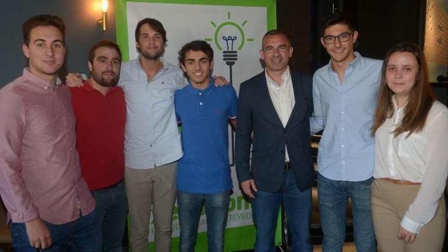 El presidente del PP local, junto a la gestora de NNXX. // Noé Parga