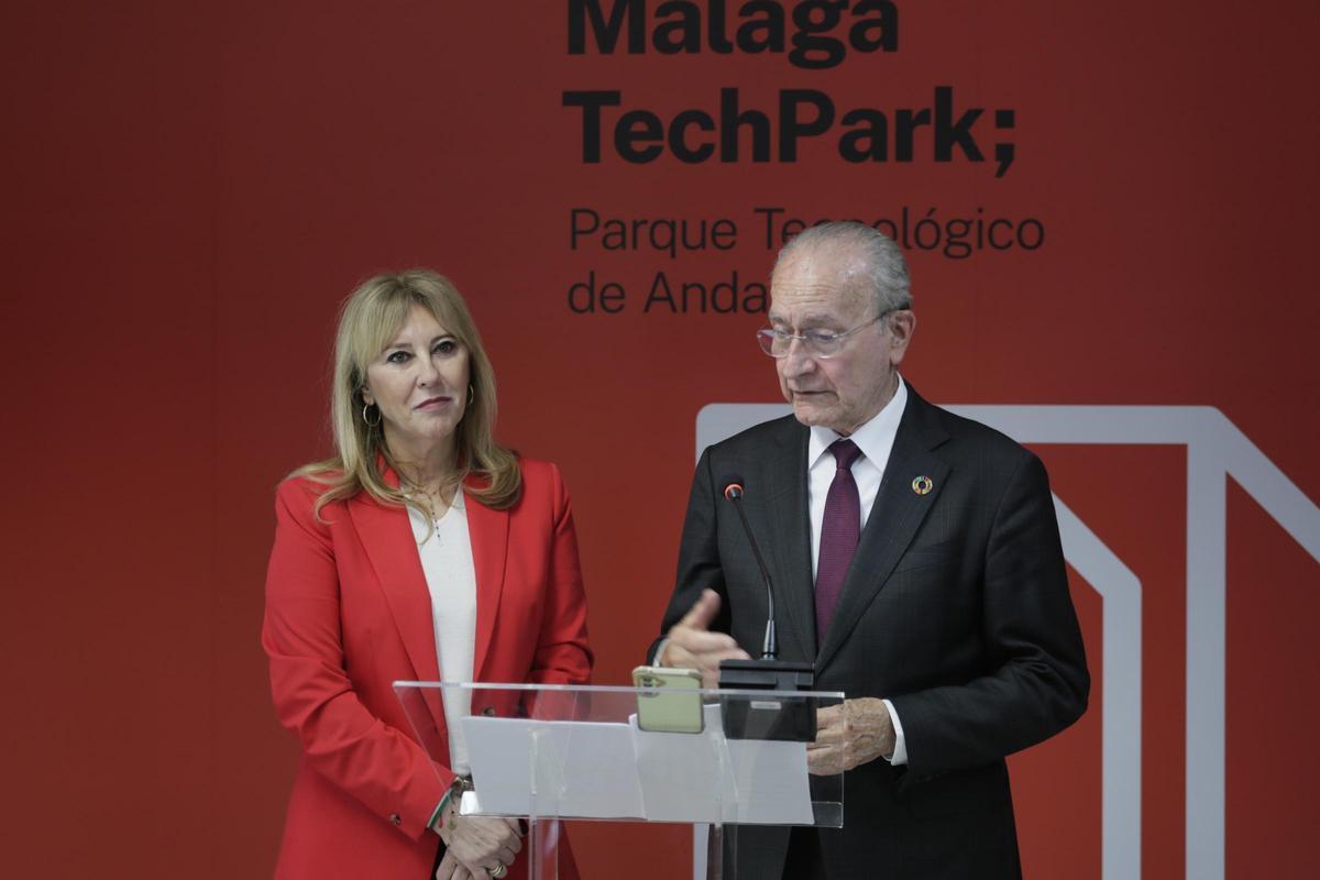 El alcalde de Málaga, Francisco de la Torre, atiende a los medios de comunicación antes de la reunión del consejo de administración del parque tecnológico Málaga TechPark.