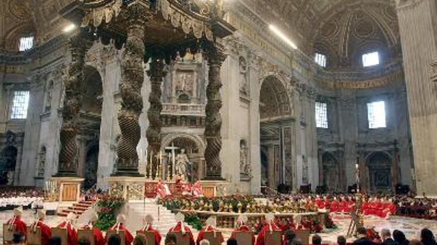 Vista general del interior de la Basílica de San Pedro en el Vaticano, durante la Misa de Pentecostés presedida por el papa Benedicto XVI.