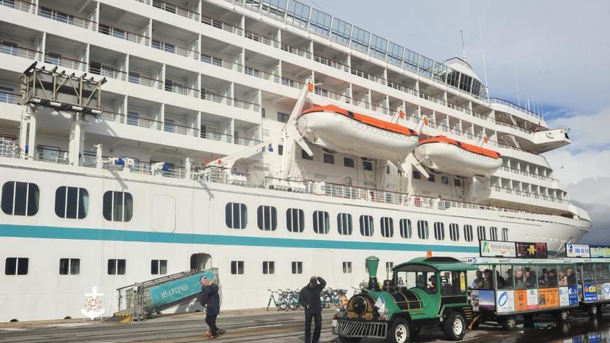 Vilagarcía recibe al crucero más grande y con más pasajeros a bordo de su historia