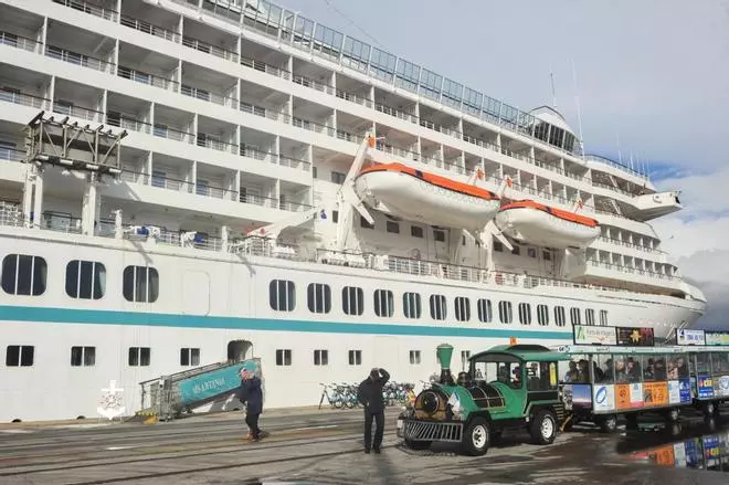 Vilagarcía recibe al crucero más grande y con más pasajeros a bordo de su historia