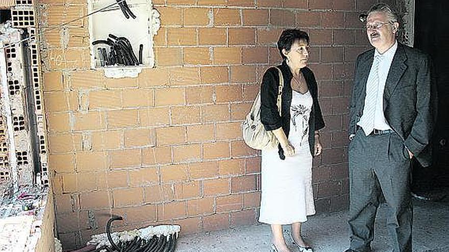 Antonio Trevín y Cecilia Pérez, ayer, durante su visita a las obras de reforma del albergue de peregrinos de La Caridad.