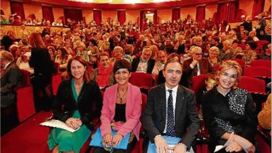 Marta Madrenas, Anna Masós i Josep Polanco, entre altres autoritats, durant la celebració al Municipal.