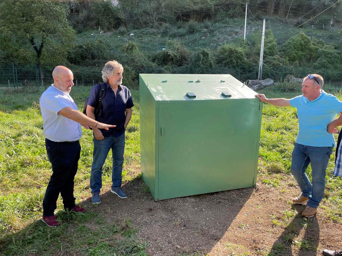 Instalación de un cubre contenedor anti oso.