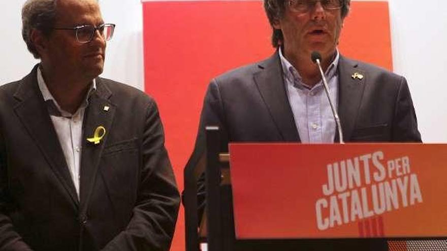 Torra con Puigdemont, ayer, en Bruselas. // Efe