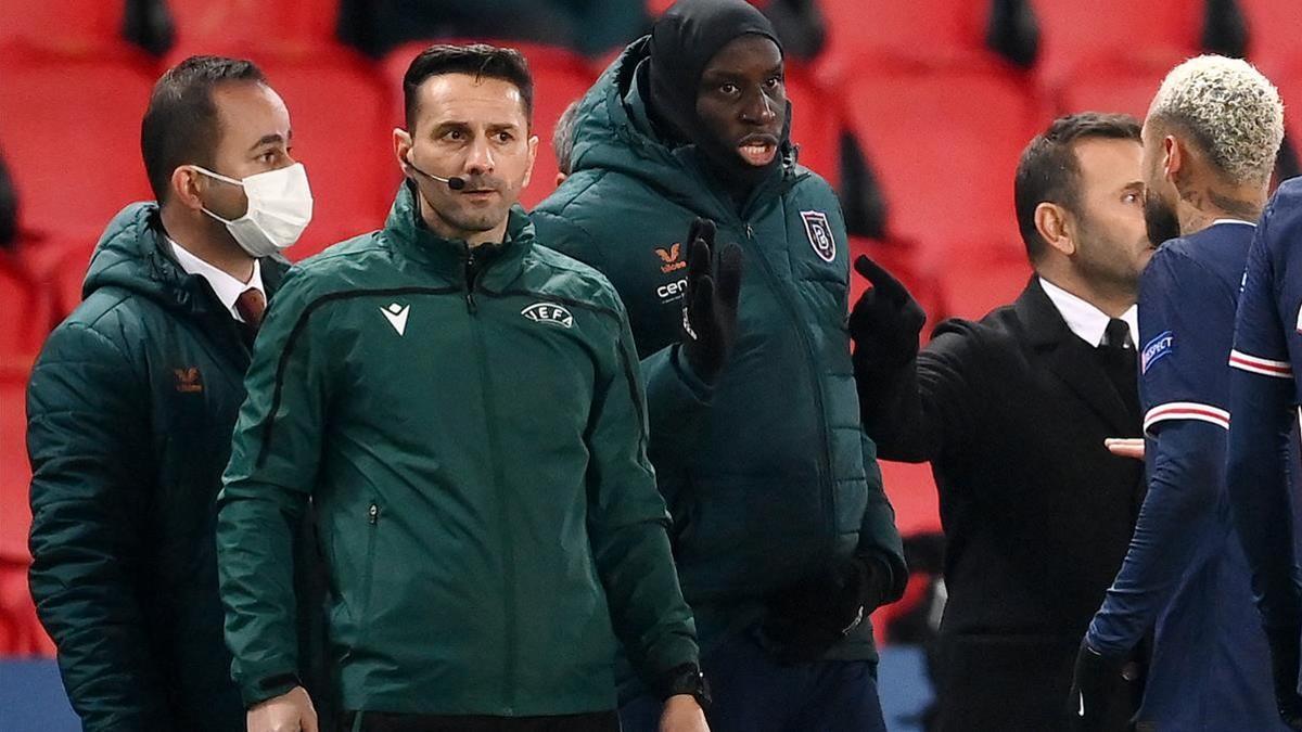 El cuarto árbitro Sebastian Coltescu, durante la controversia racista junto al futbolista del Basaksehir Demba Ba en campo del París SG.