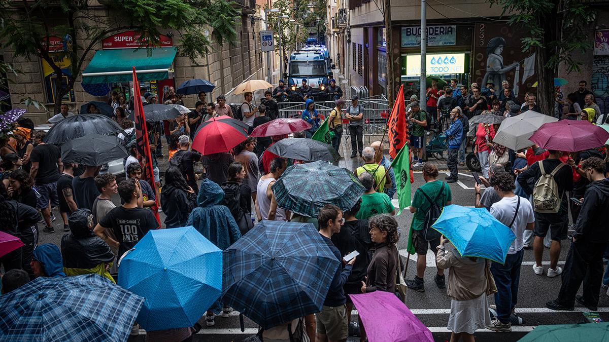 Concentración frente a la sede de Junts en Barcelona antes del voto del decreto de vivienda