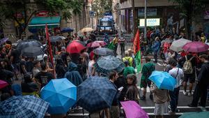 Concentración frente a la sede de Junts en Barcelona antes del voto del decreto de vivienda