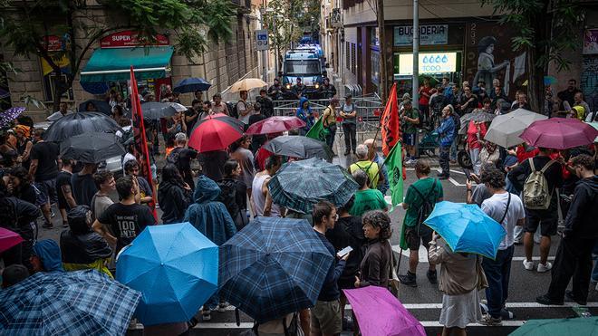 Concentración frente a la sede de Junts en Barcelona antes del voto del decreto de vivienda