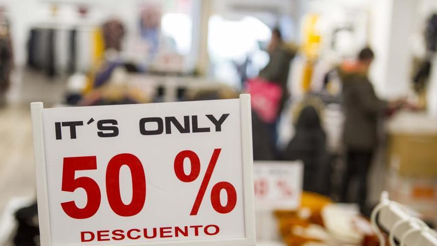 Los comercios lucen carteles de rebajas desde hace días