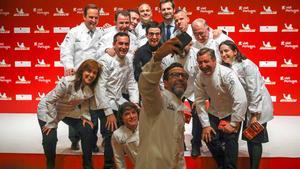 Imágenes de la gala de presentación Guía Michelín España y Portugal 2018. En la foto, varios de los cocineros galardonados se hacen una foto.