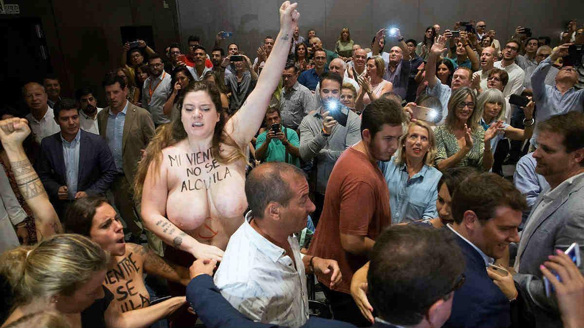 Dos activistas de Femen irrumpen a pecho descubierto en un acto de Cs