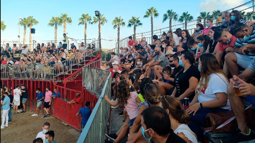 Los aficionados taurinos disfrutan a lo grande de los toros en la plaza portátil de Burriana.