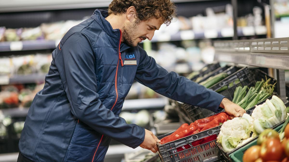 Un trabajador de ALDI, en una imagen reciente