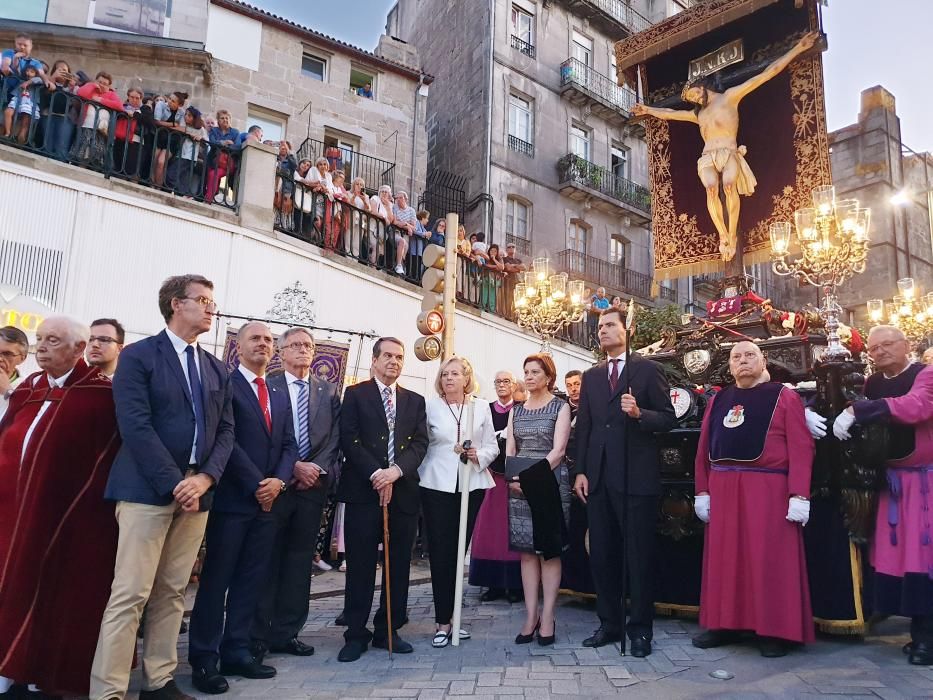 Miles de personas acompañan a la figura del Cristo de la Sal por el centro de la ciudad