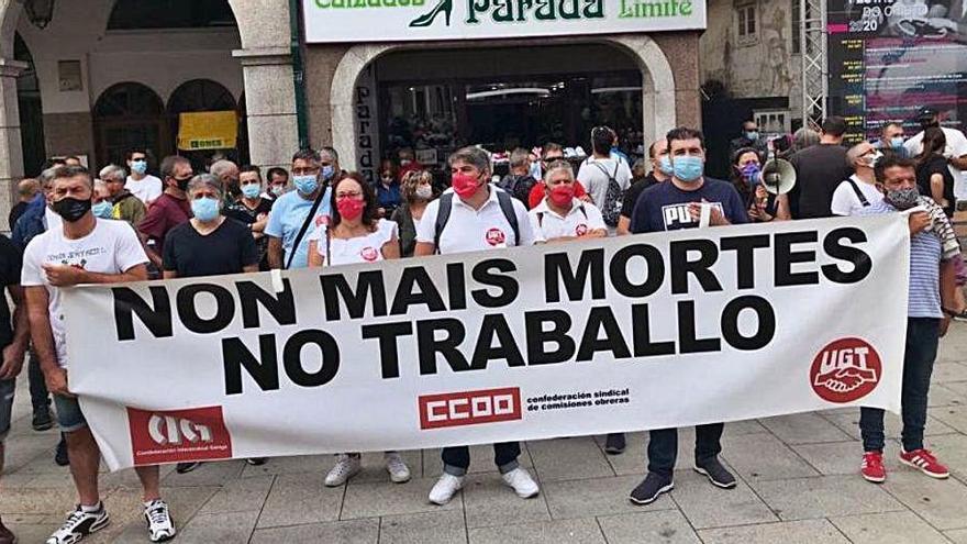 Concentración de los sindicatos, ayer, frente al Concello.