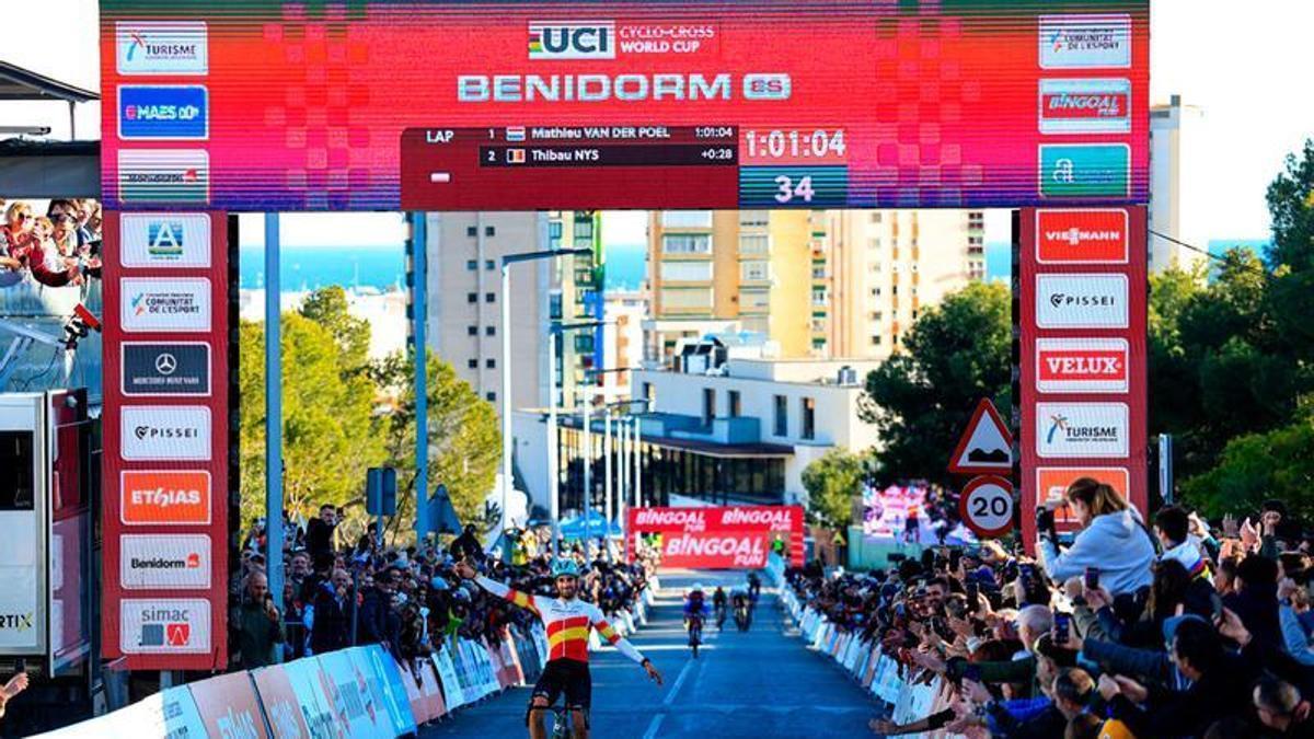 Felipe Orts atraviesa la abarrotada meta de la Copa del Mundo de Ciclocross UCI – Benidorm Costa Blanca 2026.