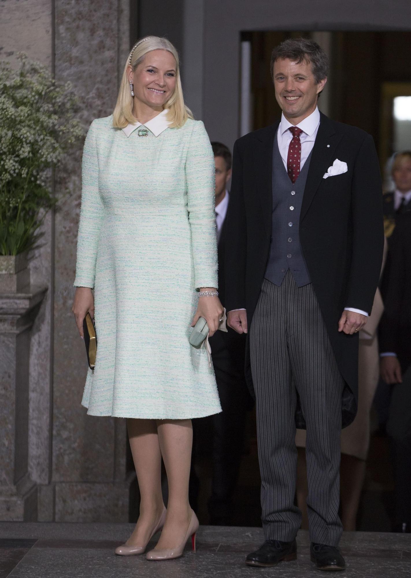 Mette-Marit de Noruega y Federico de Dinamarca en el bautizo del príncipe Oscar de Suecia
